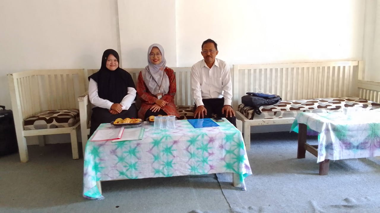 Visitor bersama Kepala Madrasah dan Peserta Bimtek ( Hariyono, S.Pd )