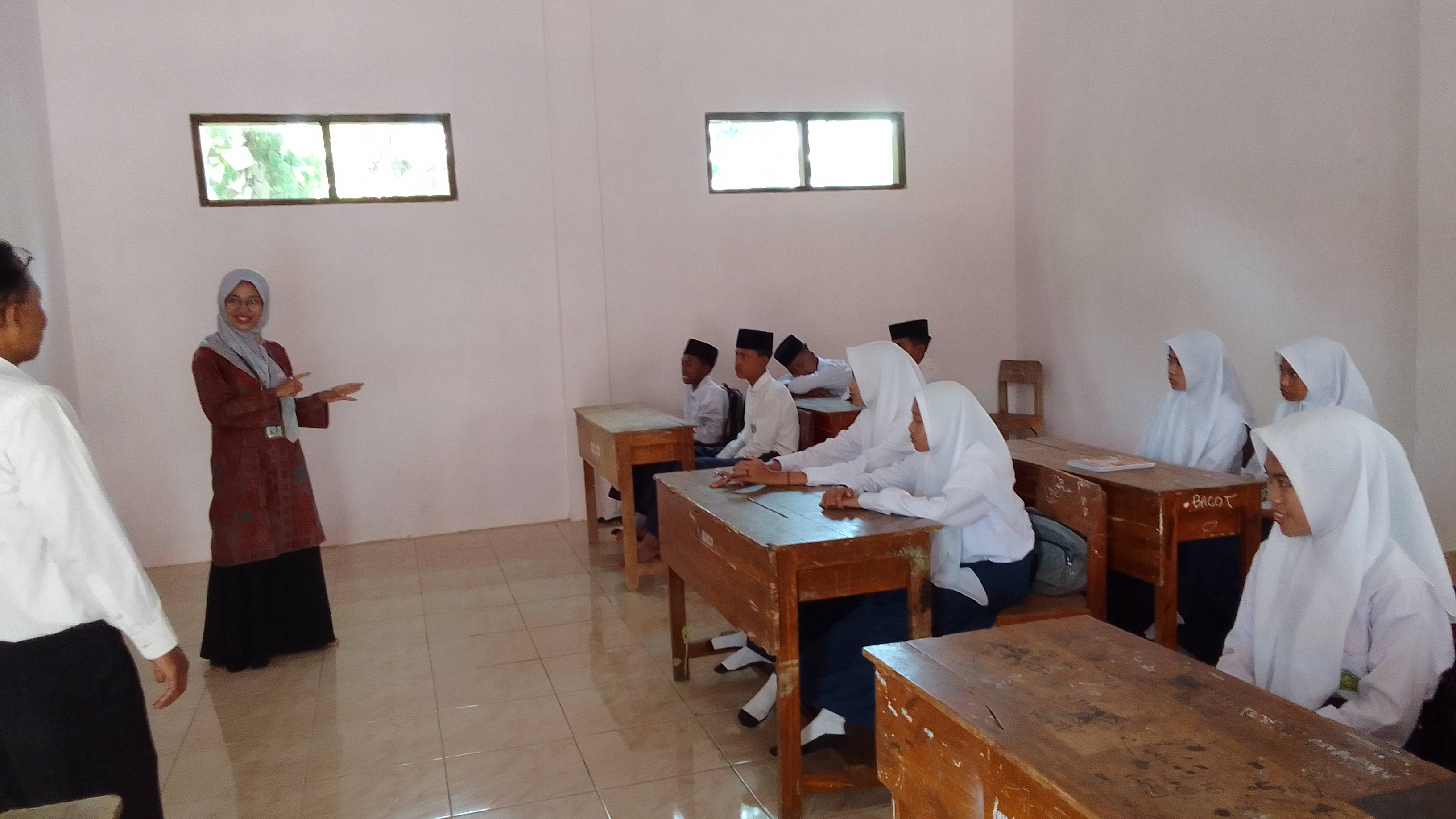 Visitor Mengunjungi dan Menyapa Siswa Kelas 8