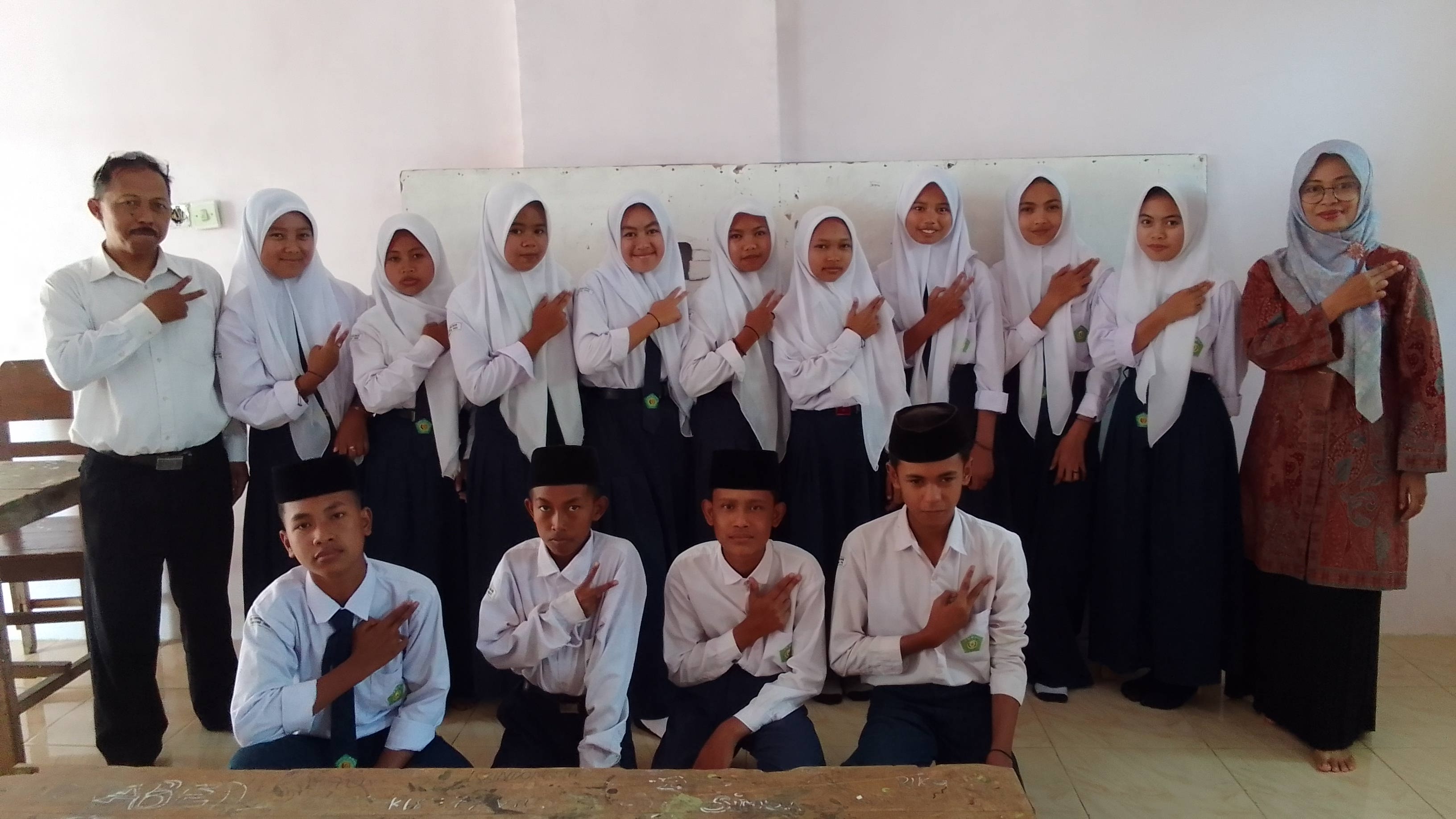 Visitor berfoto bersama Siswa