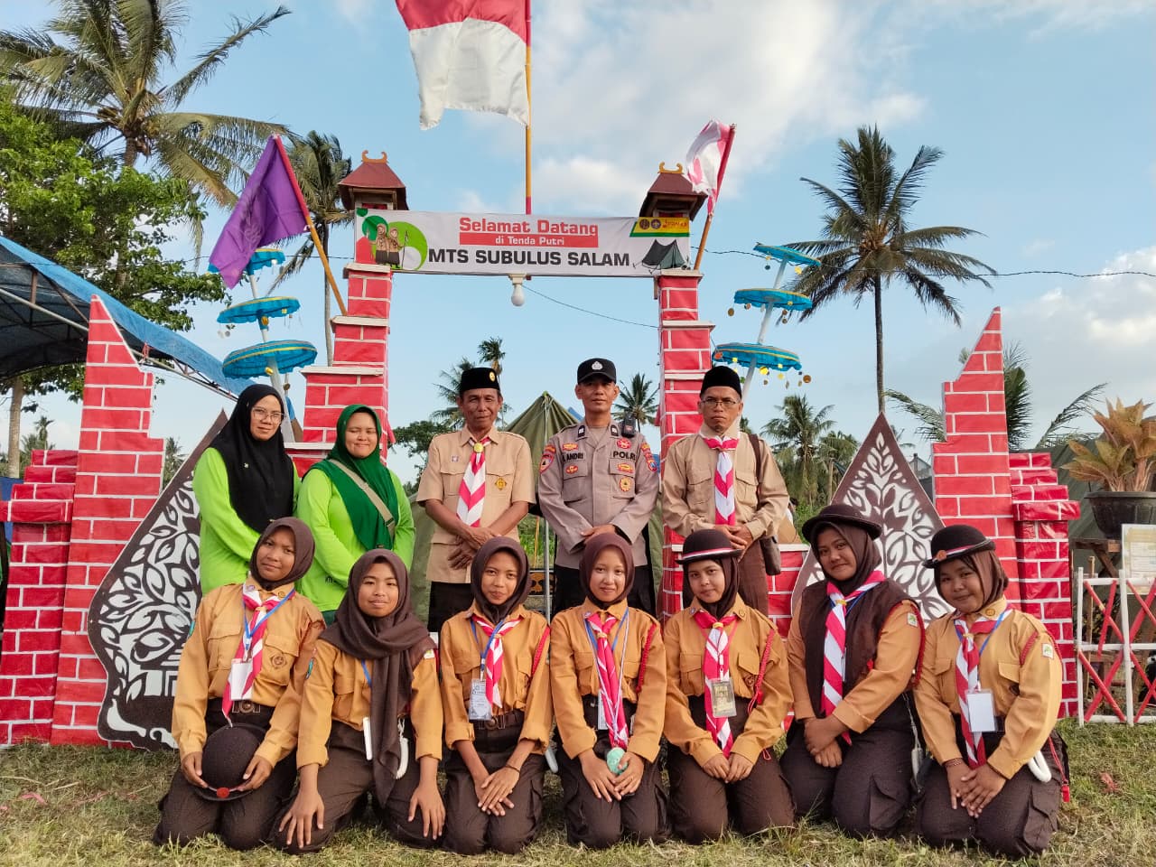 foto bersama Kasi Penma, Polres dan Panitia Kemah PUJA